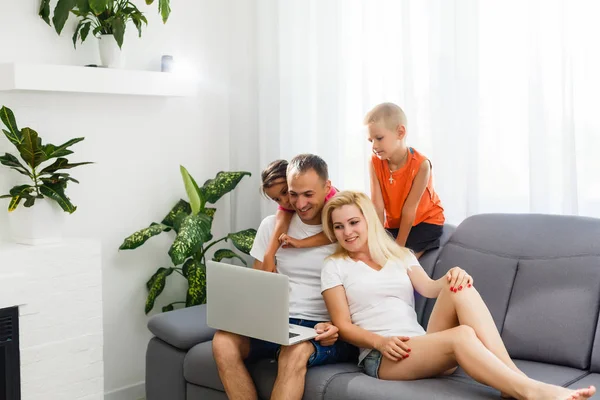 Unga Föräldrar Med Barn Som Använder Laptop Hemma — Stockfoto