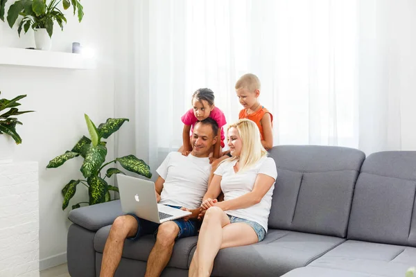 Jeunes Parents Avec Enfants Utilisant Ordinateur Portable Maison — Photo