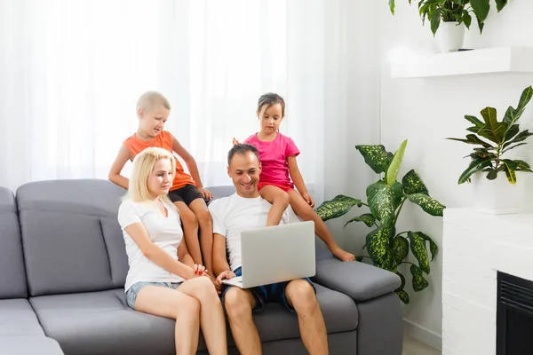 Jeunes Parents Avec Enfants Utilisant Ordinateur Portable Maison — Photo