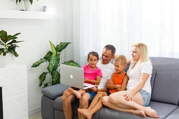 Unga Föräldrar Med Barn Som Använder Laptop Hemma — Stockfoto