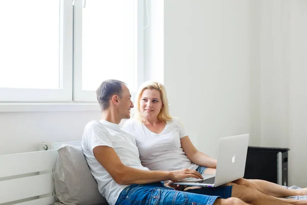 Joven Pareja Pasando Tiempo Blanco Habitación Vacía — Foto de Stock