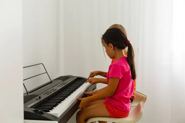 Young Girl Boy Playing Keyboard — 스톡 사진