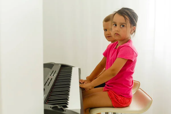 Young Girl Boy Playing Keyboard — ストック写真