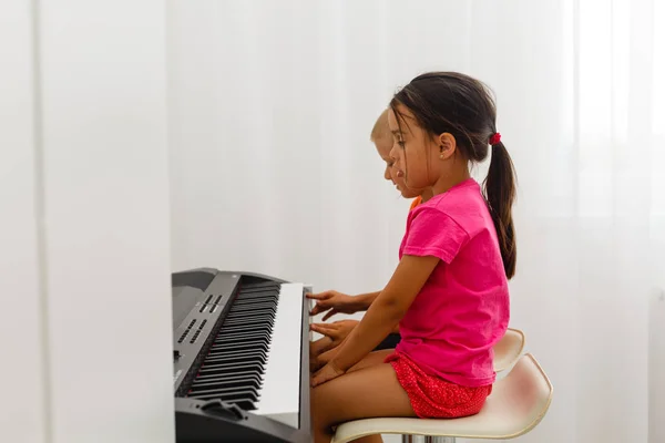 Young Girl Boy Playing Keyboard — 스톡 사진
