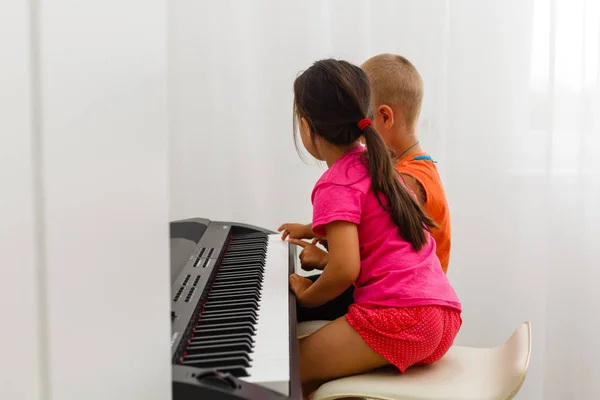 Young Girl Boy Playing Keyboard — 스톡 사진