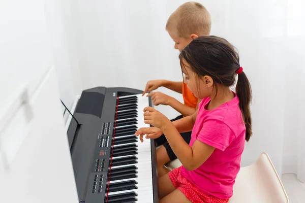 Jeune Fille Garçon Jouant Sur Clavier — Photo