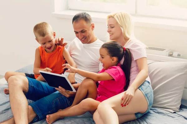 Jeune Famille Utilisant Une Tablette Dans Chambre Coucher Maison — Photo