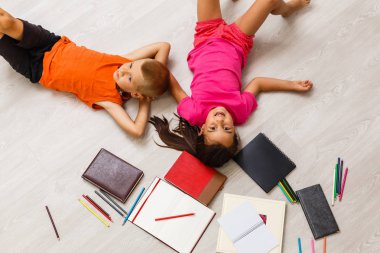 okul öncesi yaş evde yerde öğrendiğim bir çocukla küçük kız 