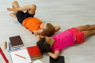 okul öncesi yaş evde yerde öğrendiğim bir çocukla küçük kız 