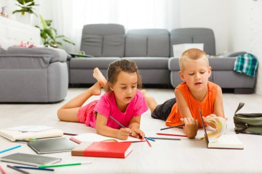 okul öncesi yaş evde yerde öğrendiğim bir çocukla küçük kız 