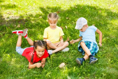 çimenlerin üzerinde mutlu çocuk