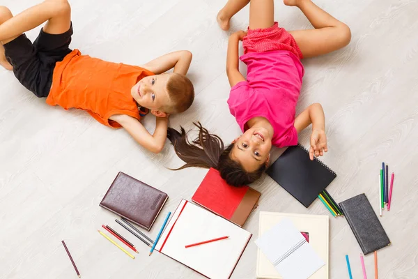 Liten Flicka Med Pojke Förskoleåldern Broddning Hemma Golvet — Stockfoto