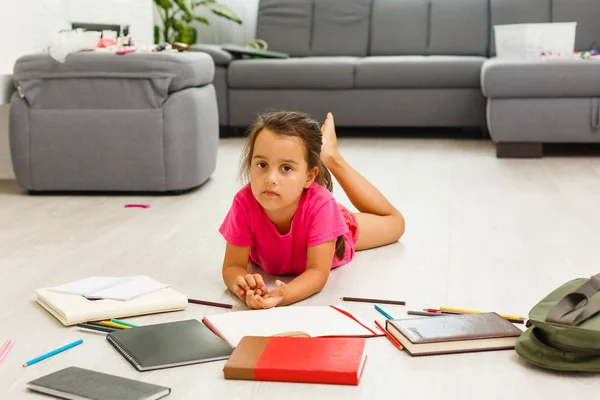 Kleines Mädchen Liegt Mit Notizbüchern Hause Auf Dem Boden — Stockfoto