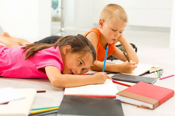 Petite Fille Avec Garçon Âge Préscolaire Étalonnage Maison Sur Sol — Photo