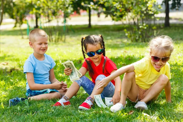 Két Kislány Fiú Halom Dollárt Zöld Park — Stock Fotó