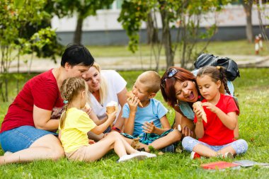 Aile içinde yeşil park dondurma yeme çocuklar ile