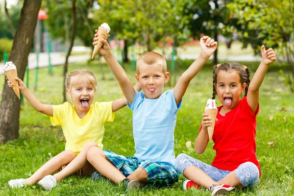 Kleine Kinder Sitzen Auf Grünem Gras Und Essen Eis — Stockfoto