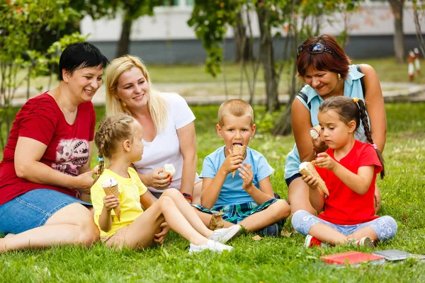 Famille Avec Enfants Mangeant Glace Dans Parc Verdoyant — Photo