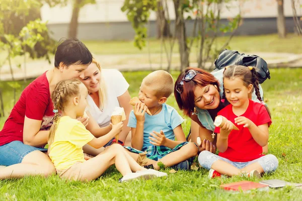 Famille Avec Enfants Mangeant Glace Dans Parc Verdoyant — Photo