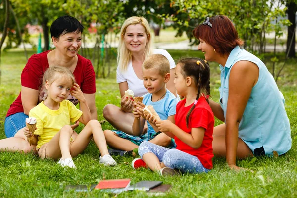 Famille Avec Enfants Mangeant Glace Dans Parc Verdoyant — Photo