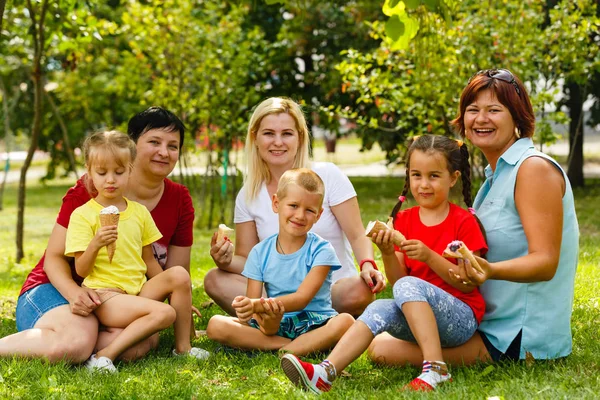 Famille Avec Enfants Mangeant Glace Dans Parc Verdoyant — Photo