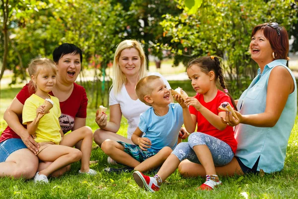 Famille Avec Enfants Mangeant Glace Dans Parc Verdoyant — Photo