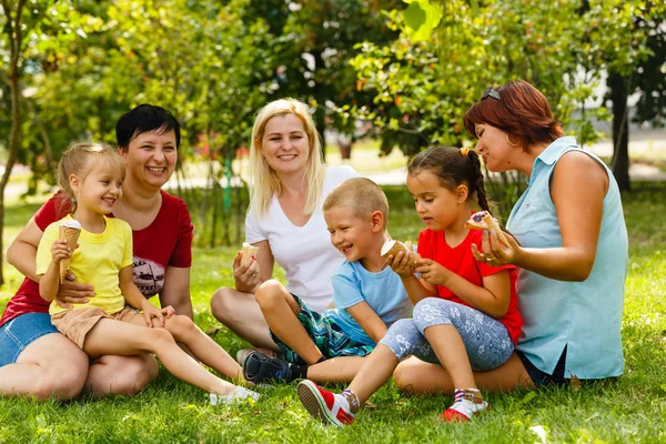 Famille Avec Enfants Mangeant Glace Dans Parc Verdoyant — Photo