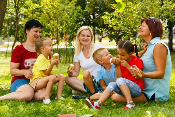 Família Com Crianças Comendo Sorvete Parque Verde — Fotografia de Stock