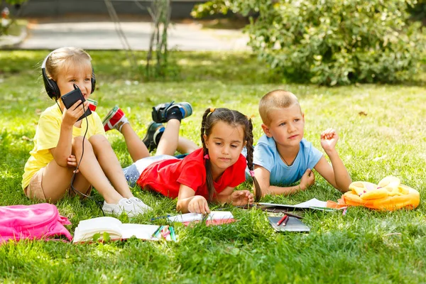 Szczęśliwe Dzieci Studiujących Parku Zielona Wiosna — Zdjęcie stockowe