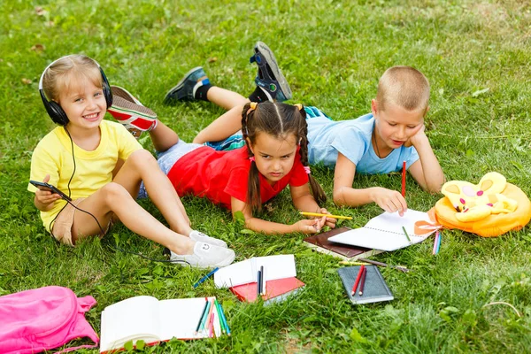 Szczęśliwe Dzieci Studiujących Parku Zielona Wiosna — Zdjęcie stockowe