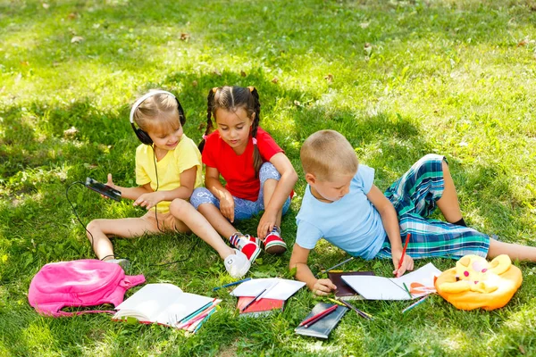 Crianças Felizes Estudando Parque Primavera Verde — Fotografia de Stock