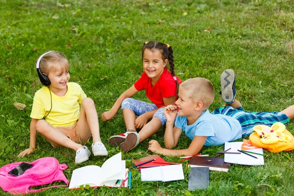 Niños Felices Estudiando Parque Verde Primavera — Foto de Stock