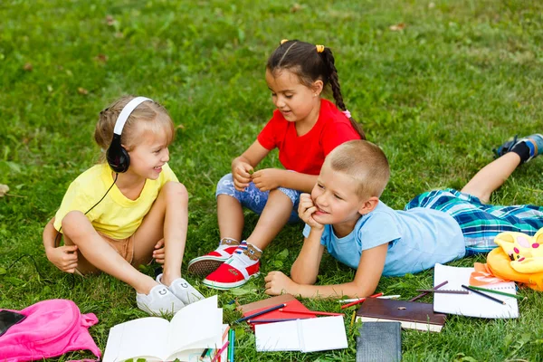 Enfants Heureux Étudiant Dans Parc Vert Printemps — Photo