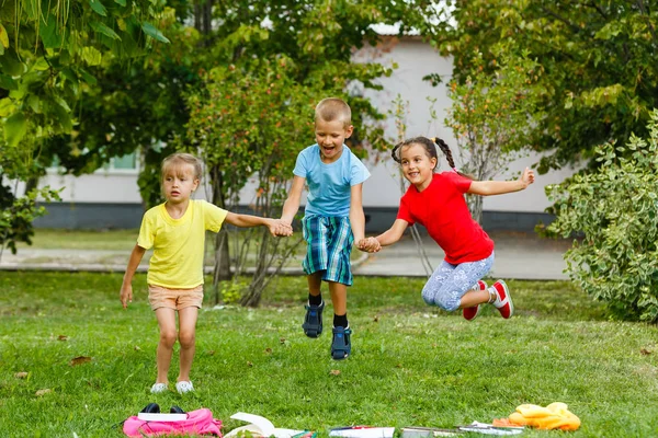 Crianças Pequenas Divertindo Parque Primavera Verde — Fotografia de Stock