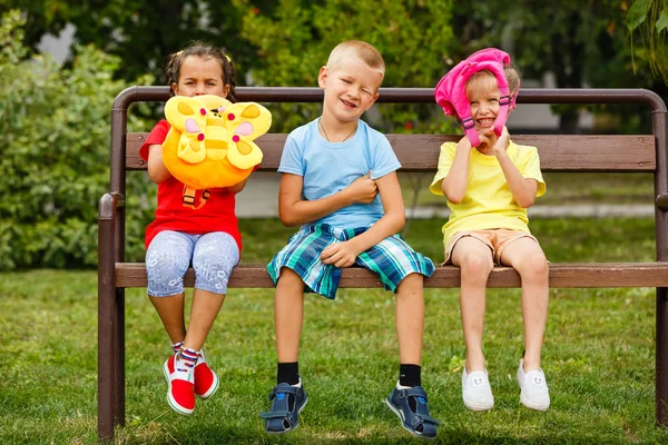 Menino Com Duas Meninas Sentadas Banco Parque — Fotografia de Stock