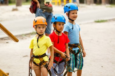 Extreme Parkta oynayan kask gülümseyen erkek ve kızlar