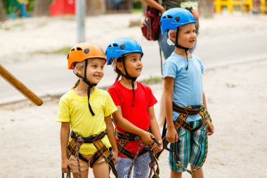 Extreme Parkta oynayan kask gülümseyen erkek ve kızlar