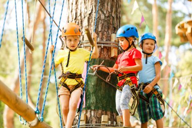 Extreme Parkta oynayan kask gülümseyen erkek ve kızlar