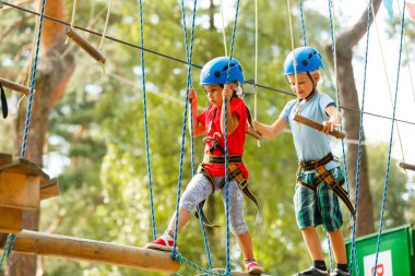 İp parkta eğlenen küçük çocuklar