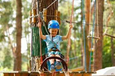 Halat parkında eğleniyor kasklı küçük çocuk
