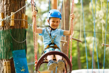 Halat parkında eğleniyor kasklı küçük çocuk