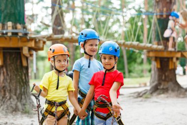 Extreme Parkta oynayan kask gülümseyen erkek ve kızlar