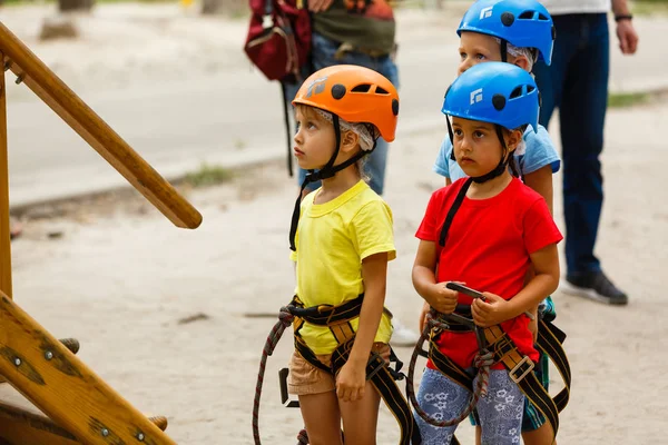 Sonriente Niño Niñas Cascos Jugando Parque Extremo —  Fotos de Stock