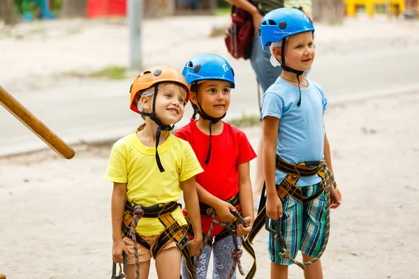 Sonriente Niño Niñas Cascos Jugando Parque Extremo —  Fotos de Stock