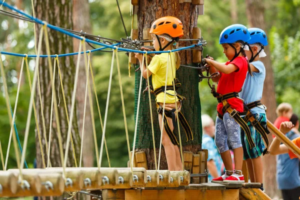 Garçon Filles Souriants Dans Des Casques Jouant Extrême Parc — Photo