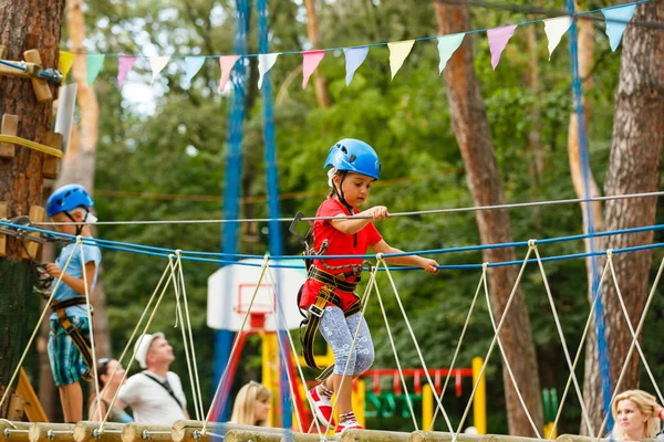 Menina Escalando Cordas Parque Extremo — Fotografia de Stock