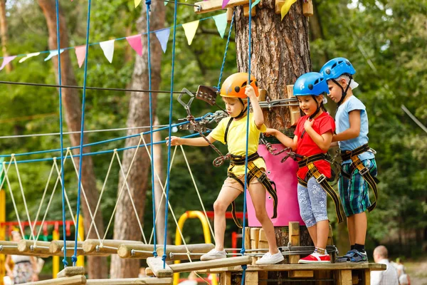 Sorrindo Menino Meninas Capacetes Jogando Parque Extremo — Fotografia de Stock