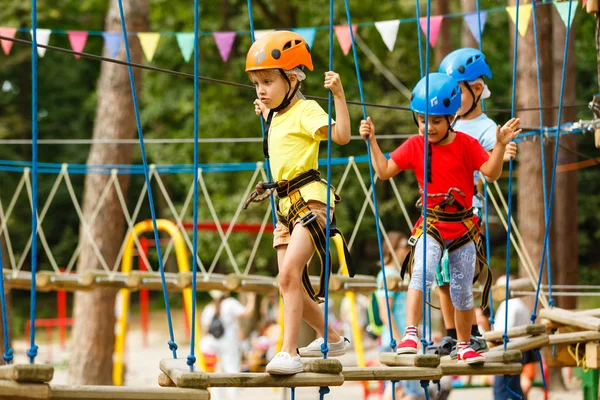 極端な公園で遊ぶヘルメットの笑顔の少年と女の子 — ストック写真