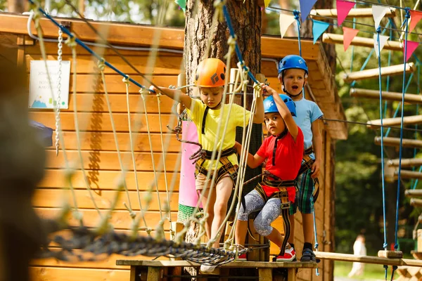 極端な公園で遊ぶヘルメットの笑顔の少年と女の子 — ストック写真