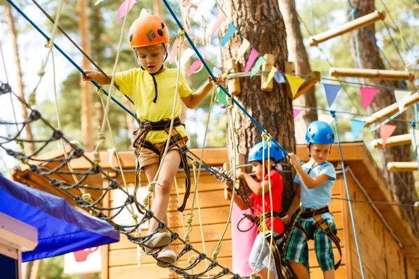 Lachende Jongen Meisjes Helmen Spelen Extreme Park — Stockfoto